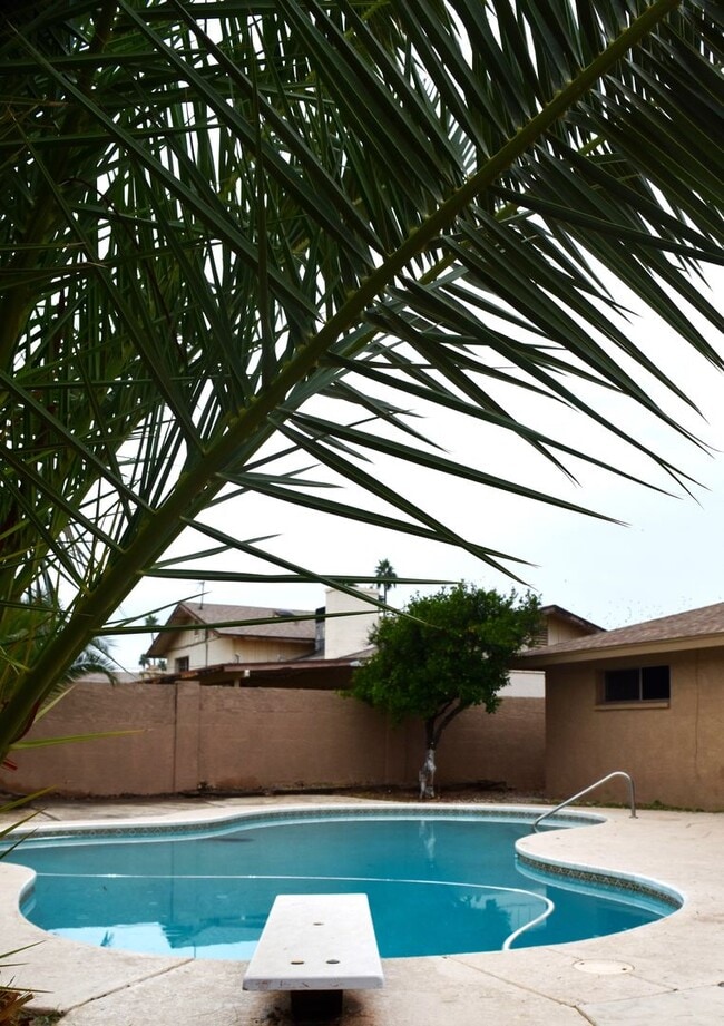 Building Photo - Awesome 5 Bed 2 Bath Home at ASU