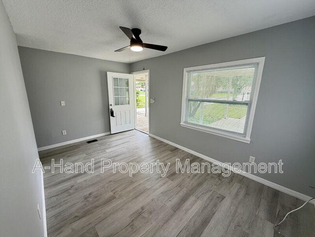 Building Photo - 558 E Desoto St