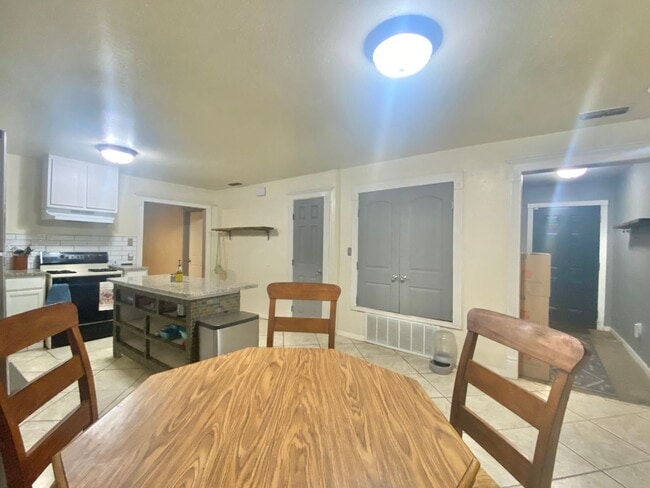 Building Photo - PRE- LEASING NOW for 2 bed 2 bath updated ...
