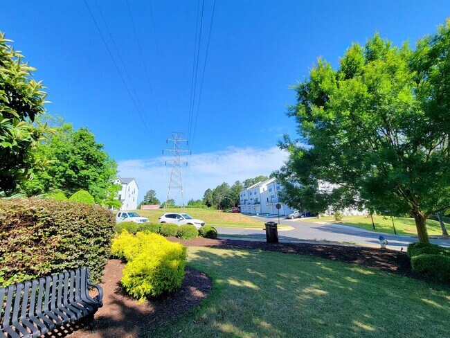 Building Photo - 645 District Ct