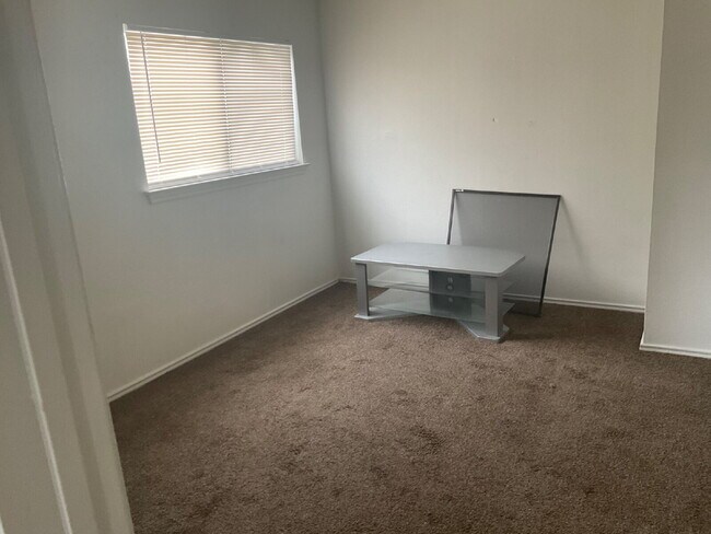 Building Photo - Beautiful 4 Bedroom Home in Northwest San ...