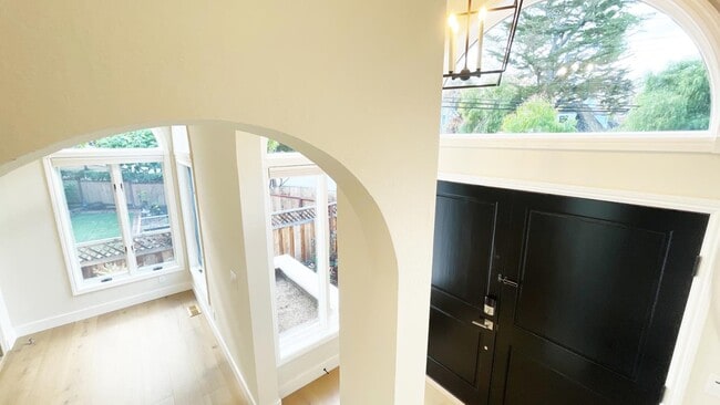 Building Photo - 1911 Easton Dr