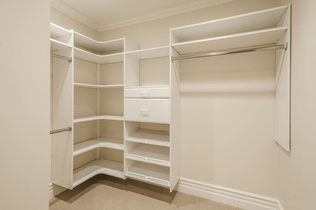 Building Photo - Gorgeous 2 Bed / 2 Bath Top Floor Condo wi...