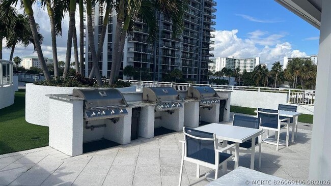 Building Photo - 3015 N Ocean Blvd