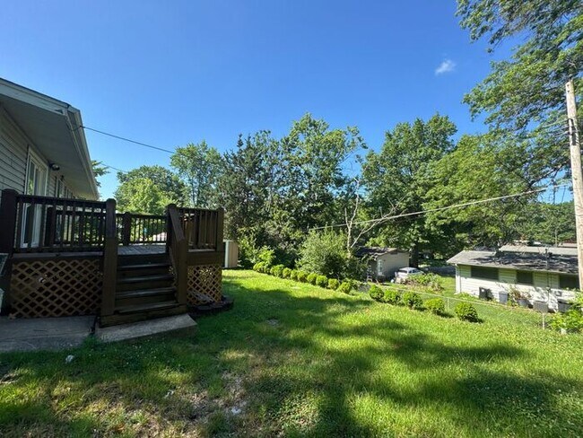 Building Photo - Three Bed 1 Bath Home