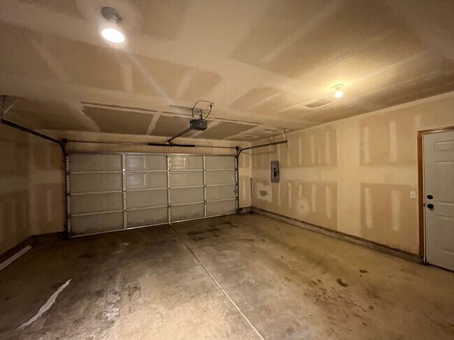 Building Photo - Amazing 3 Bd 2 Bath home in Historic Gladstone! Attached garage and Private yard! Easy access to ...