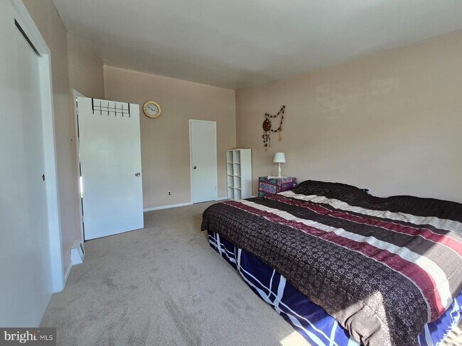 Building Photo - 647 Artwood Dr