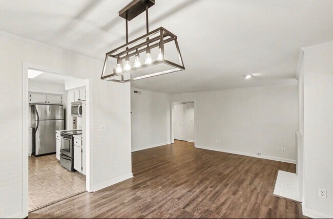 Building Photo - GreenHills Condo!