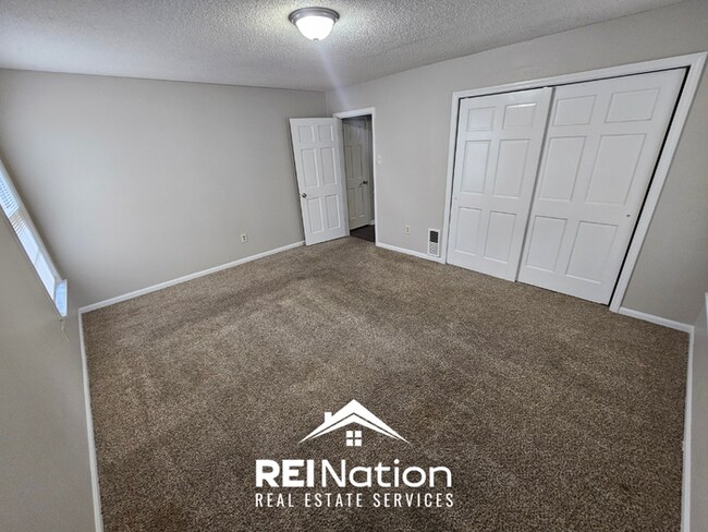 Building Photo - Grand 5BR/3BA East Memphis Estate | 2,603 Sq Ft, Hardwood Floors, Fireplace & Large Yard
