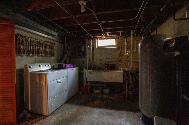 Building Photo - Come home to the serenity of Mequon-Thiensville