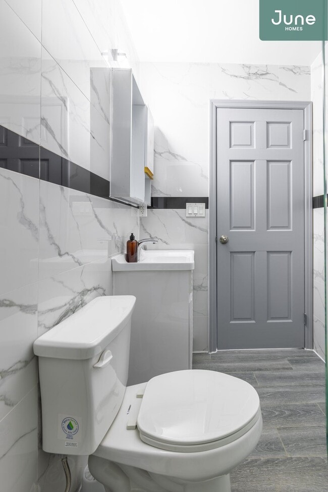 Building Photo - Queen room in 4-bed/2.0-bath Home