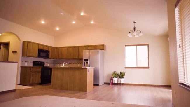 Building Photo - Spacious 3 bed, 2 Bath Wellington Home!