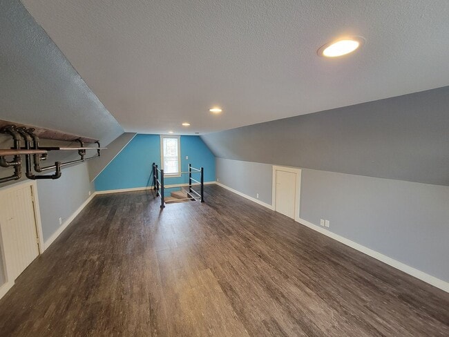 Building Photo - Beautiful Cedar Falls Home