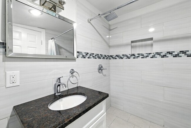 Building Photo - 629 Delmar St