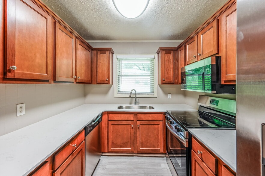 Building Photo - 1722 Rogina Dr