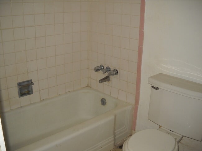 Building Photo - Cute House in Town