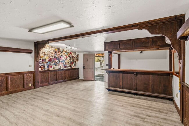 Building Photo - Charming Rustic 3-Bedroom + bonus rooms in Ashland, OR