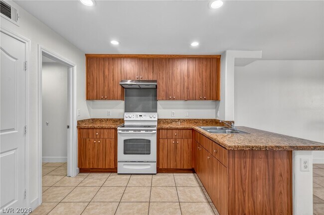 Building Photo - 3037 Aloha Ave
