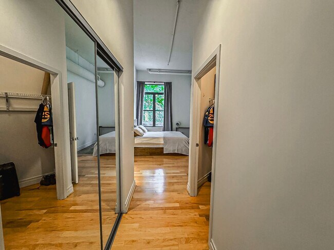 Building Photo - Luxurious 1 Bed 1 Bath Condo In Desired Courthouse Community - Water Included in Rent!