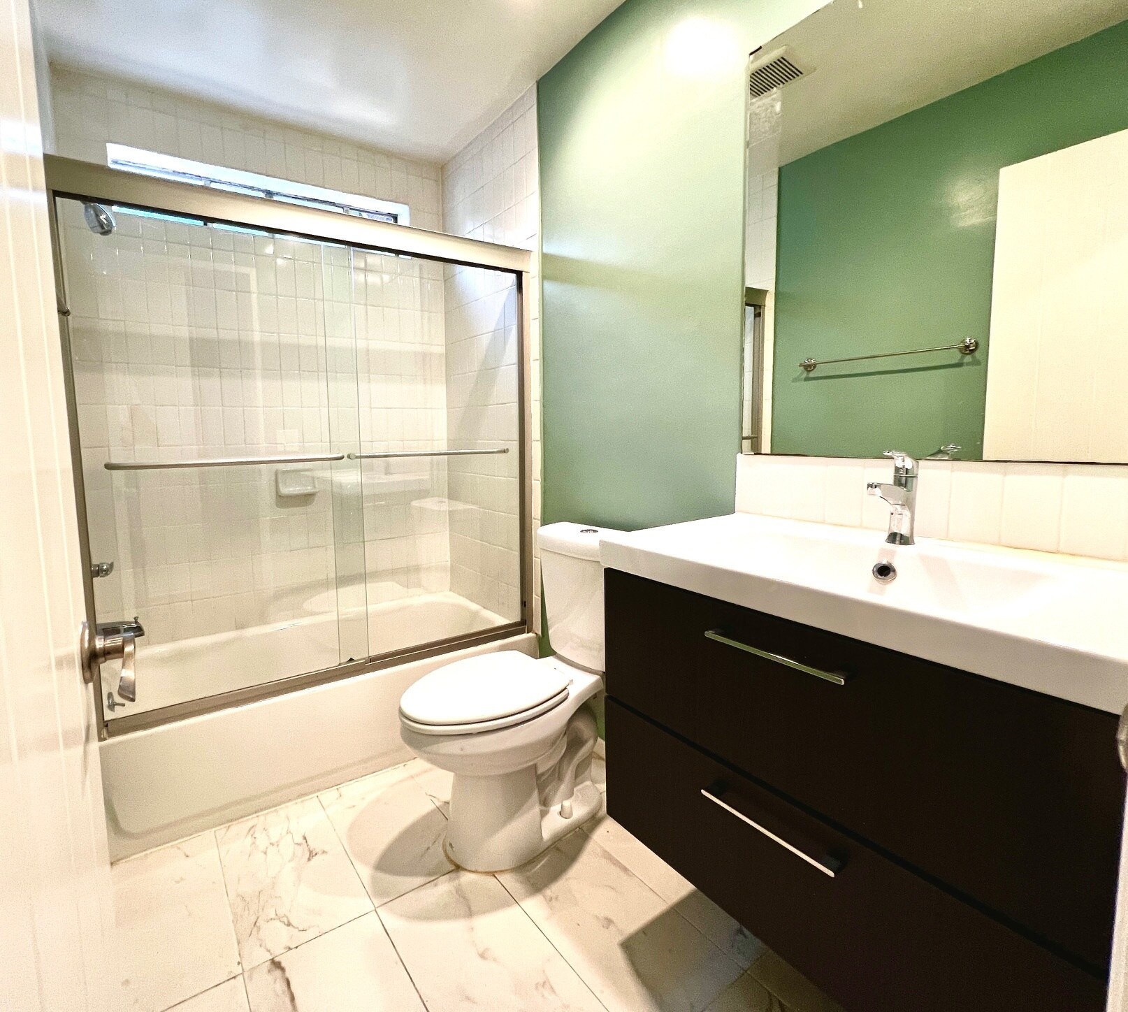 Bath - 177 Douglas St