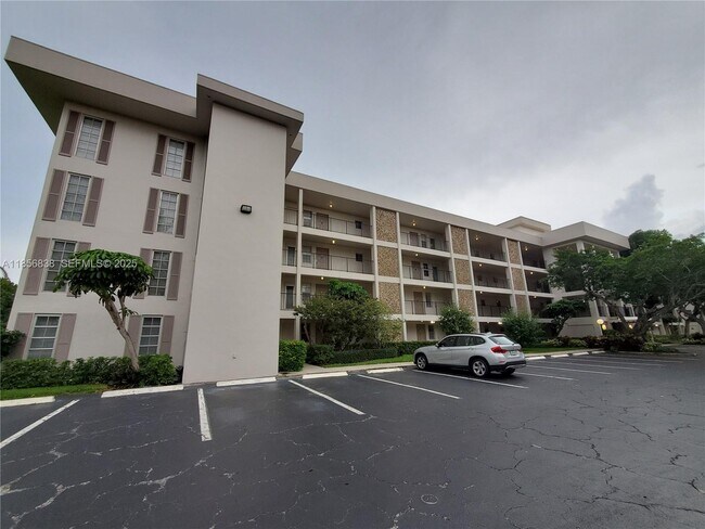 Building Photo - 2900 N Palm Aire Dr