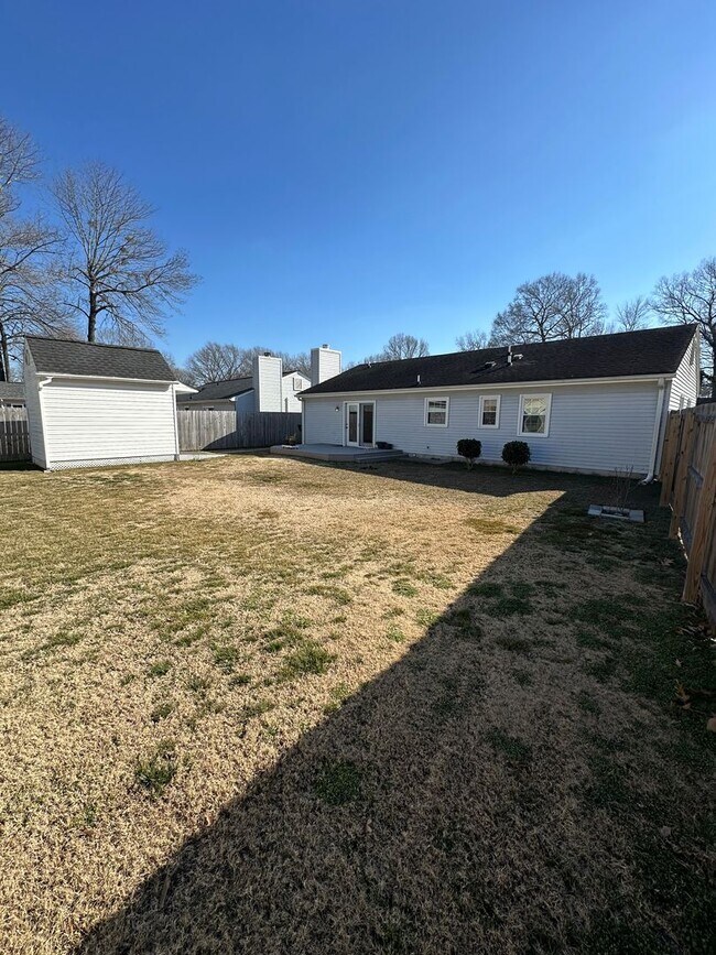 Building Photo - Located in Close Proximity to City Center.