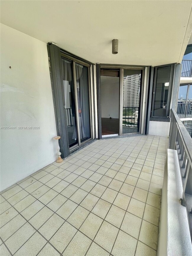 Building Photo - 520 Brickell Key Dr