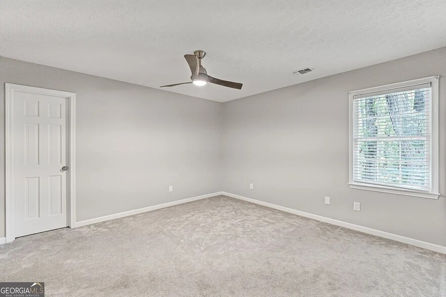 Building Photo - 220 Hollyridge Dr