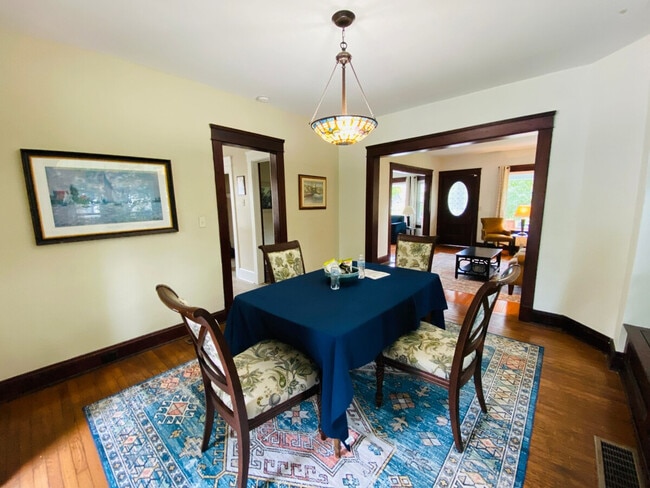 Building Photo - 1520 Maple Rd