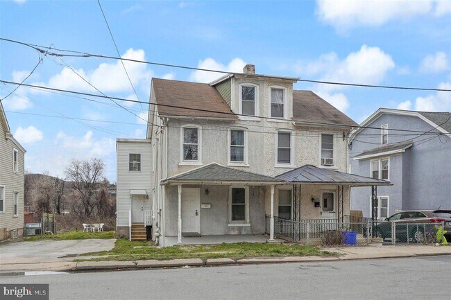 Building Photo - 528 E Elm St