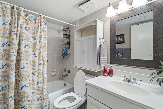 Building Photo - 1372 Pine Ridge Cir E