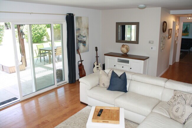 Building Photo - Gorgeous 4 Bedroom, 2 Bath in the Lovely Huntington Beach!