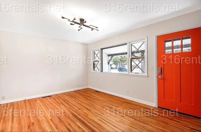 Building Photo - $1795 - 4 bed 2 bath - Single Family Home