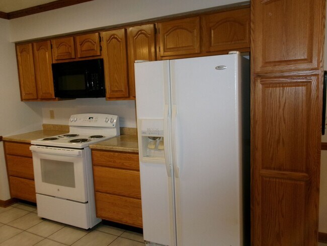 Building Photo - Spacious 3 bedroom home in the Forestbrook...