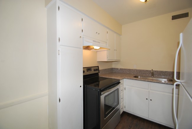 Kitchen - Live Oaks Apartments