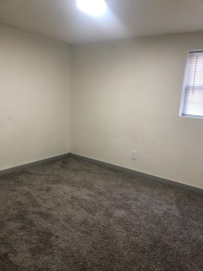 Building Photo - 4 bed 2 bath single family home