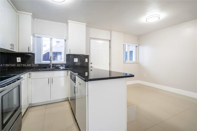 Building Photo - 1986 Biarritz Dr