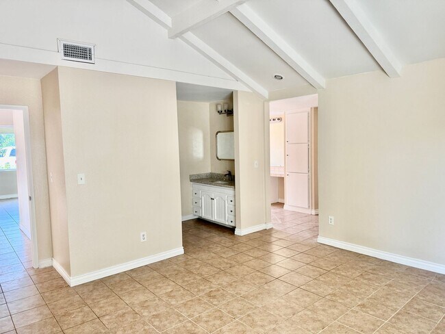 Building Photo - Large Single Story Home w/Loft