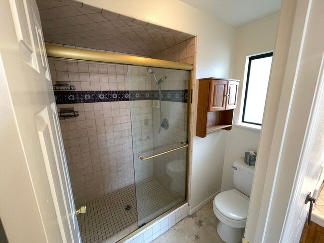 Building Photo - 1095 Robin Cir