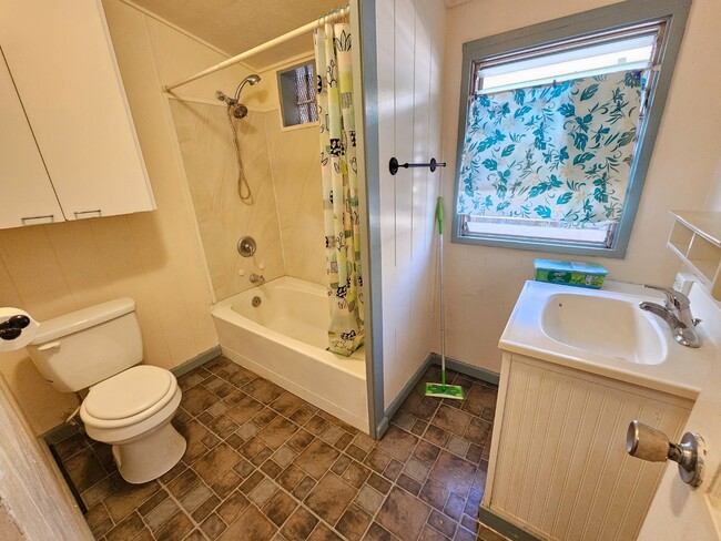 Building Photo - 2-bedroom 1 bath apartment with 1 parking.