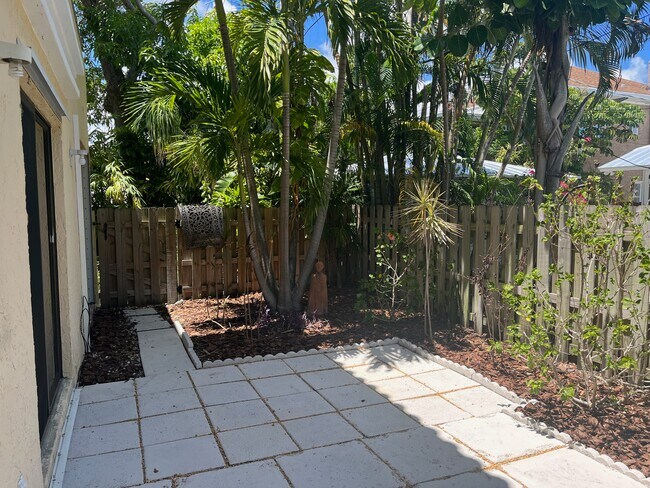 Building Photo - 1815 S Olive Ave