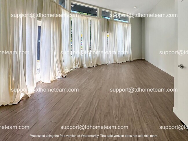 Building Photo - "Charming 3-Bed Townhouse Retreat on Beacon Ave with Spacious 1398 sq ft Layout!"