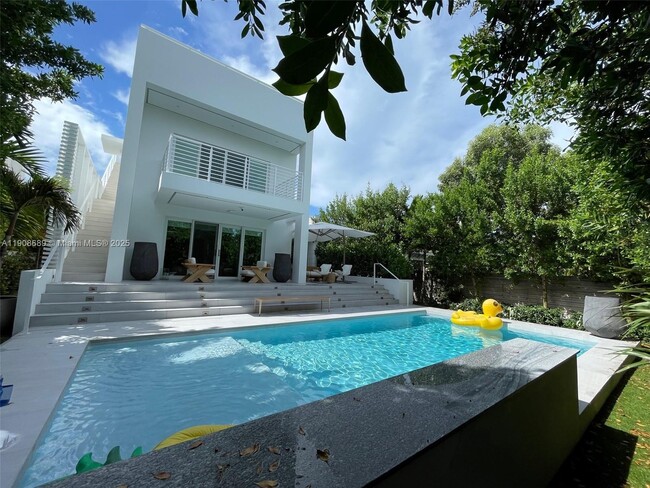 Building Photo - 1325 Bay Dr