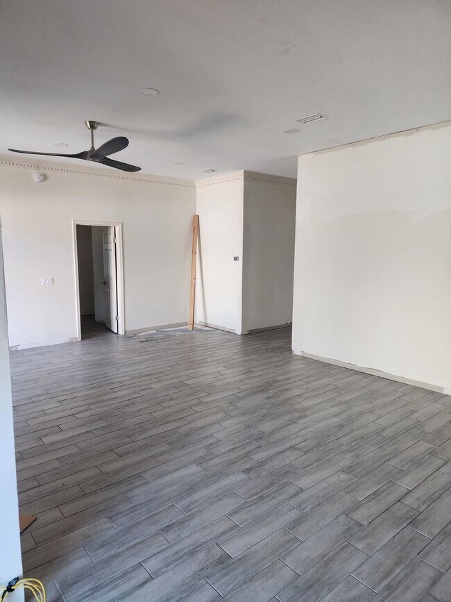 Building Photo - Recently renovated and ready to move in.