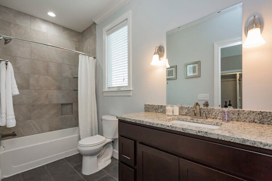 Building Photo - 814 Smiley St