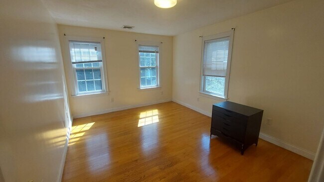 Building Photo - 339 Poplar St