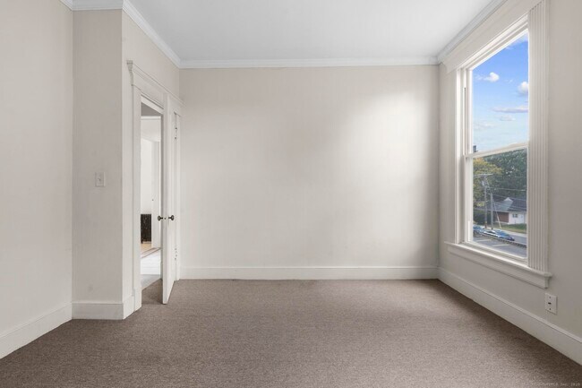 Building Photo - 113 E Main St