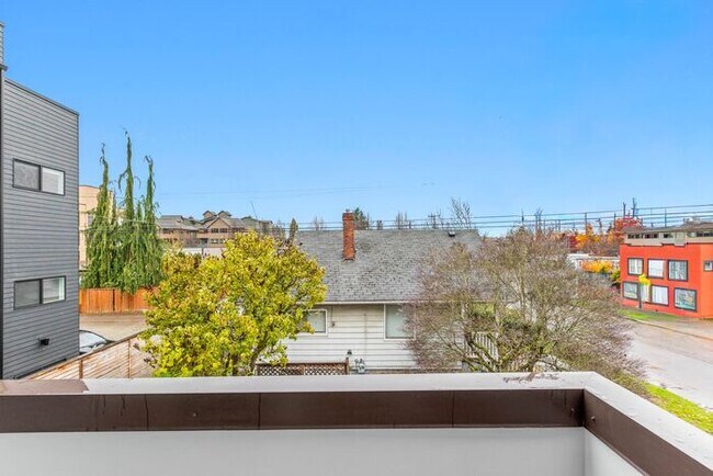 Building Photo - Stunning Modern Air-Conditioned in Coveted...