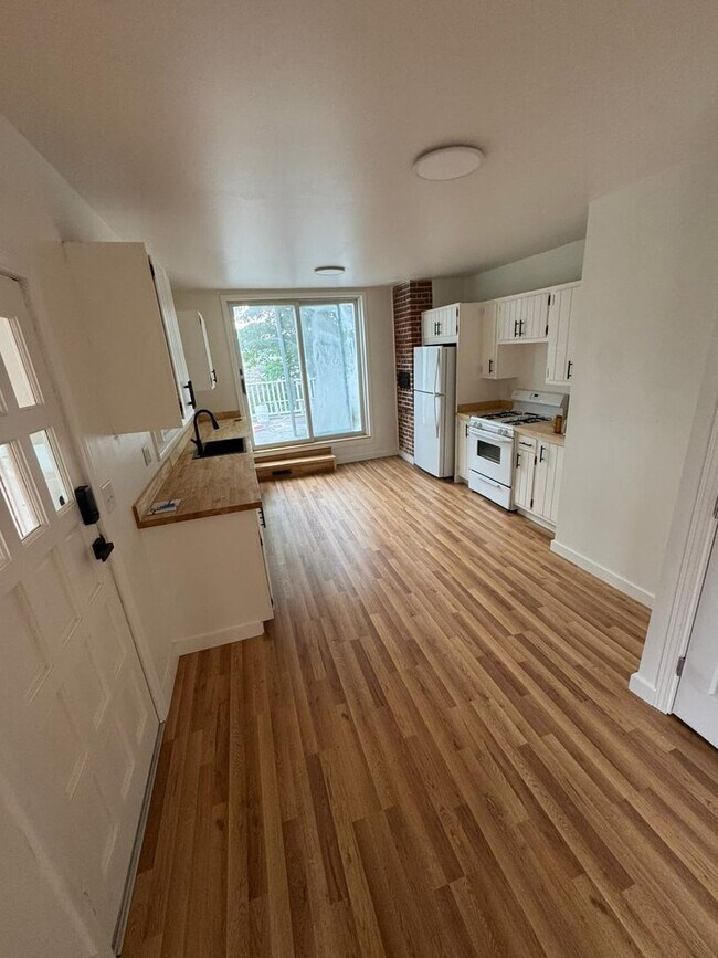 Building Photo - West 2nd Street Duplex