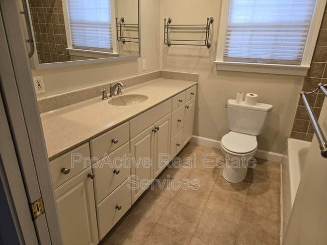 Building Photo - 519 Maycox Ave